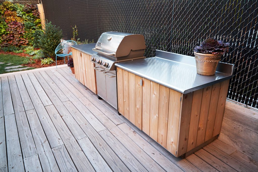 Outdoor kitchen deck - mid-sized rustic backyard outdoor kitchen deck idea in New York with no cover