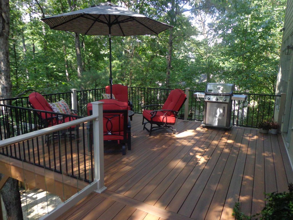 Outdoor kitchen deck - mid-sized traditional backyard outdoor kitchen deck idea in Birmingham with no cover