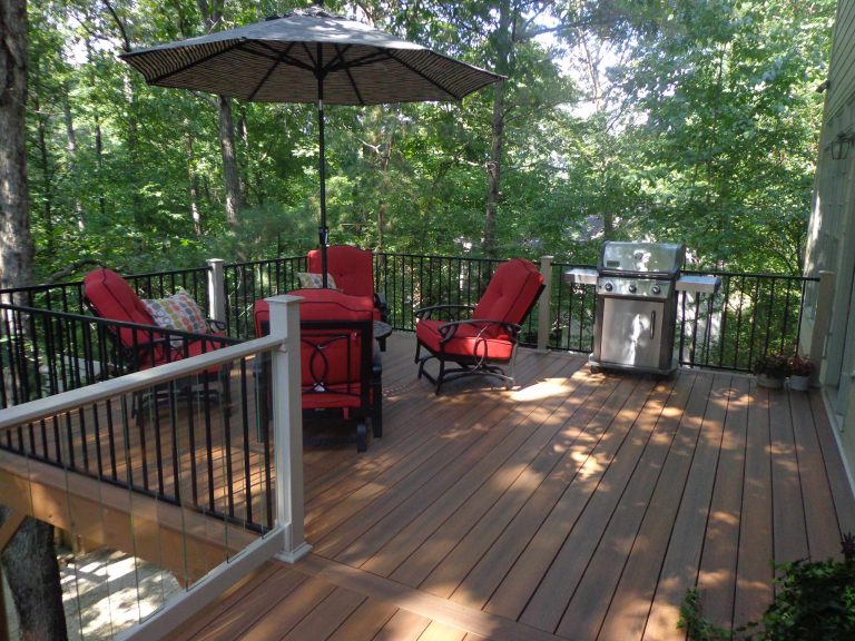 Outdoor kitchen deck - mid-sized traditional backyard outdoor kitchen deck idea in Birmingham with no cover