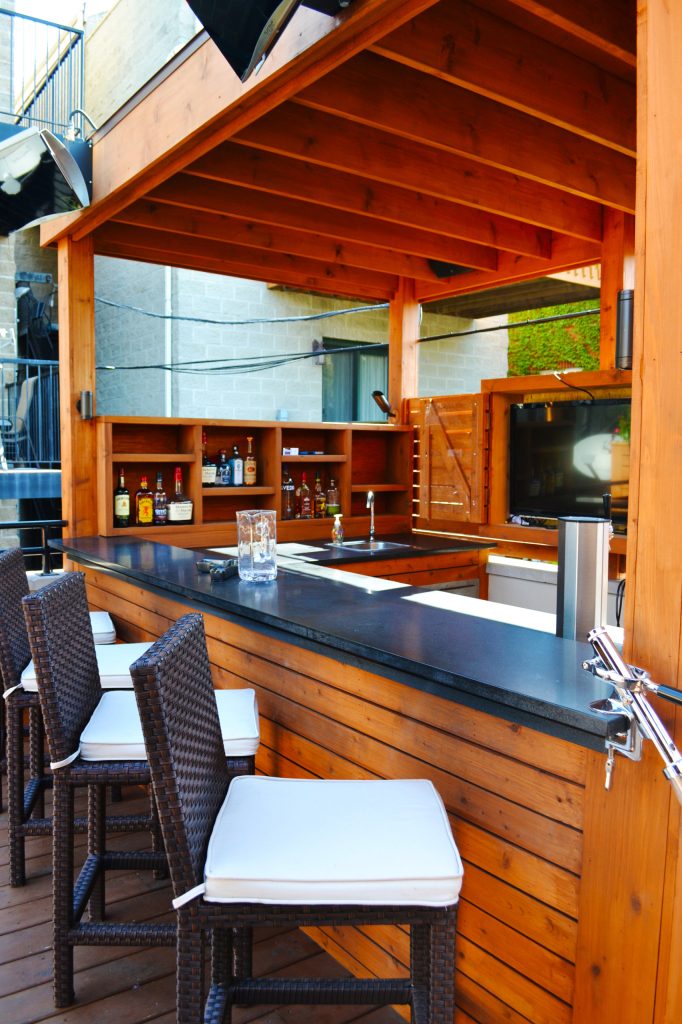 Outdoor kitchen deck - mid-sized transitional rooftop outdoor kitchen deck idea in Chicago with a roof extension