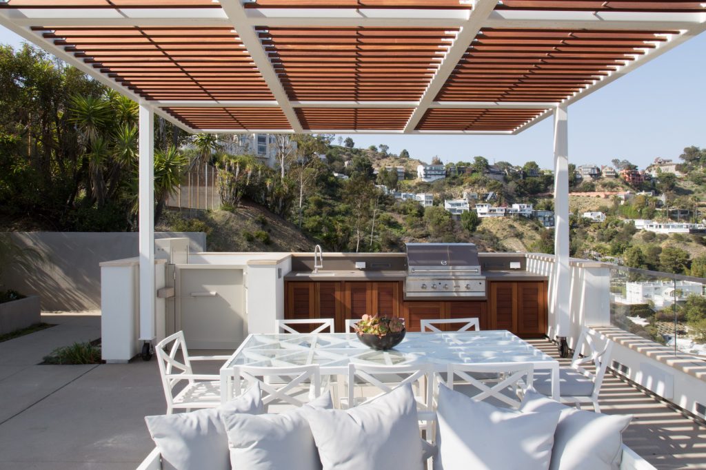 Outdoor kitchen deck - mid-sized transitional rooftop outdoor kitchen deck idea in Los Angeles with a pergola