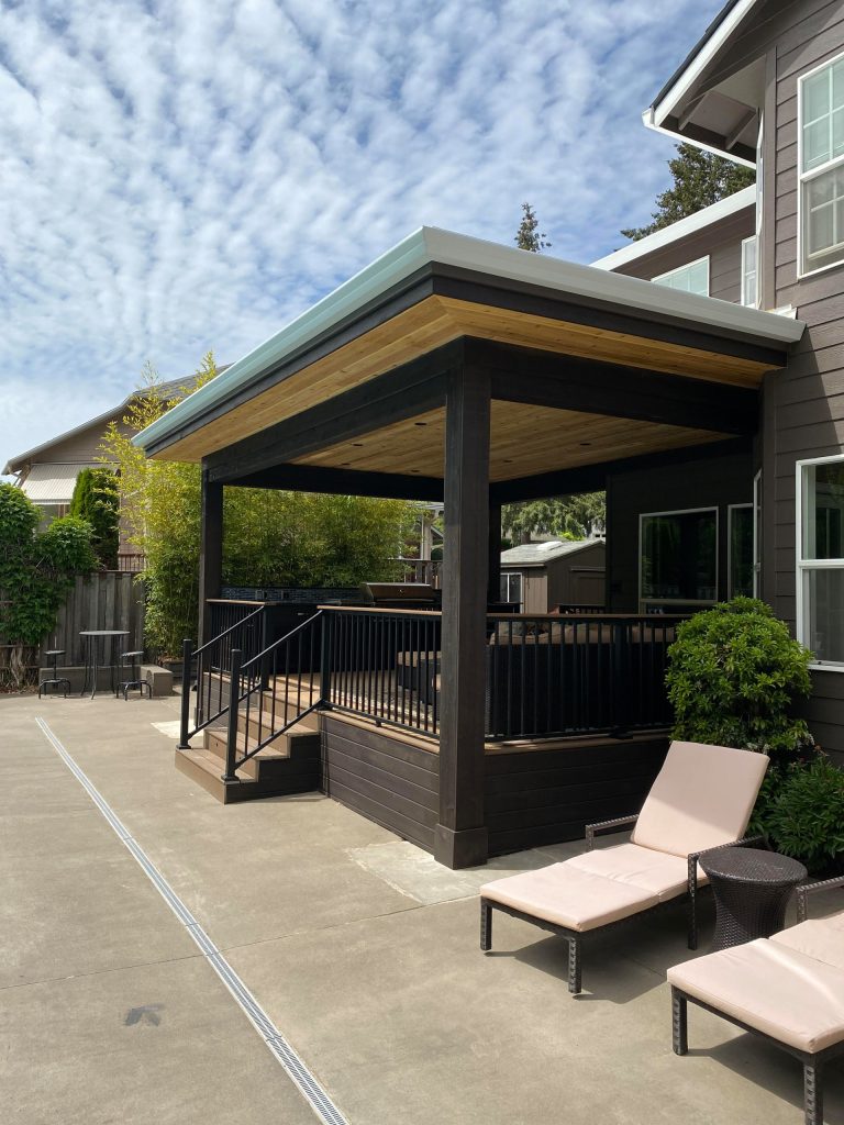 Outdoor kitchen deck - modern outdoor kitchen deck idea in Portland with a roof extension