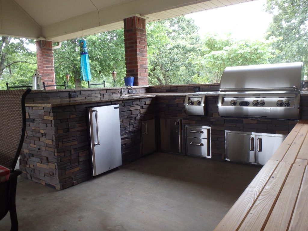 Outdoor kitchen designed by Big Ridge Outdoor Kitchen
