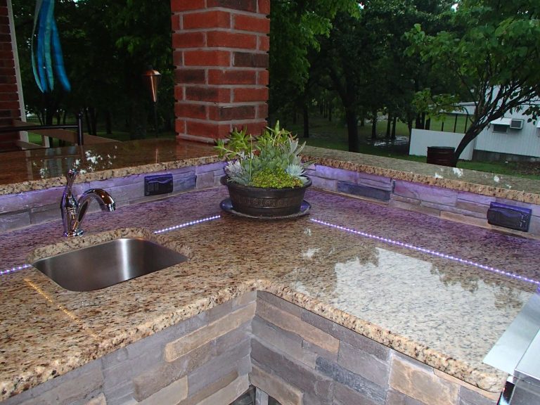 Outdoor kitchen designed by Big Ridge Outdoor Kitchen