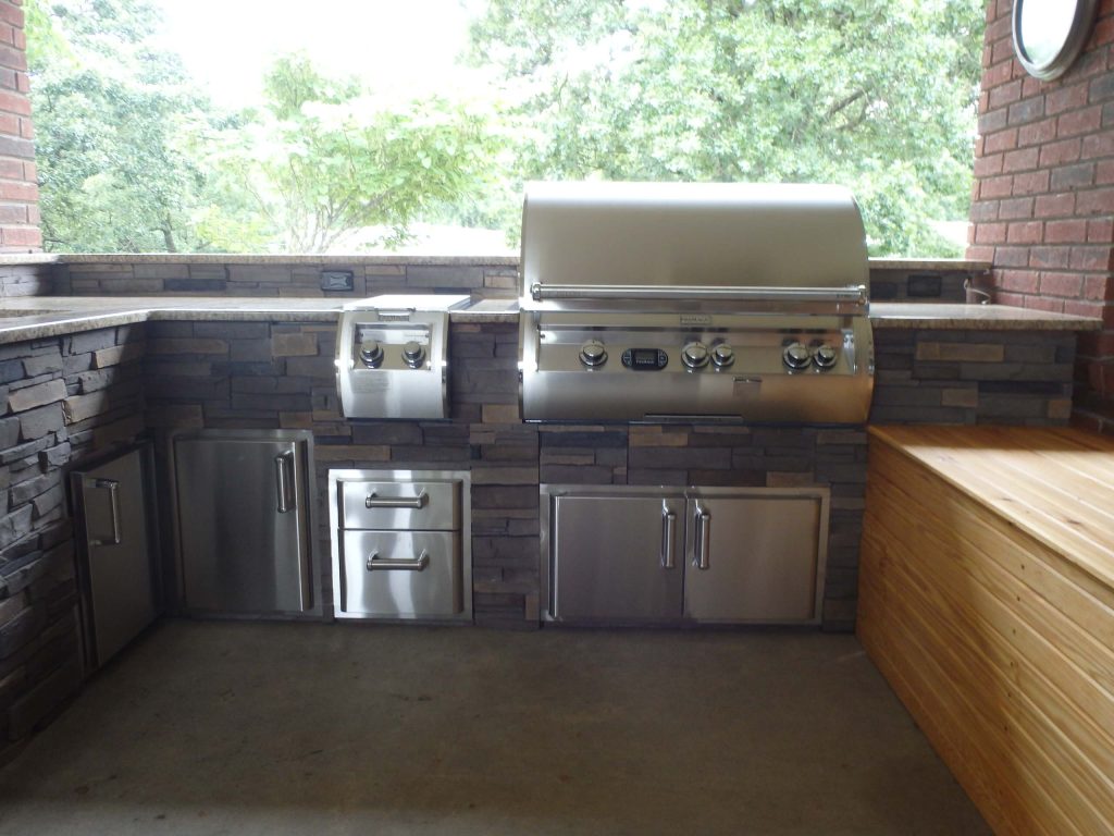 Outdoor kitchen designed by Big Ridge Outdoor Kitchen