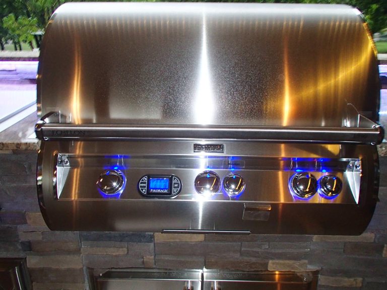 Outdoor kitchen designed by Big Ridge Outdoor Kitchen