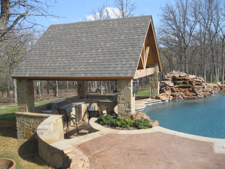 Outdoor kitchen w/ swim-up bar & seating area.