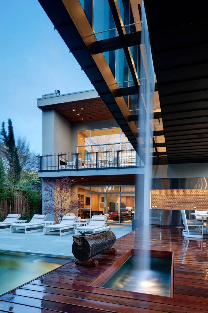 Patio kitchen - contemporary patio kitchen idea in Dallas with decking
