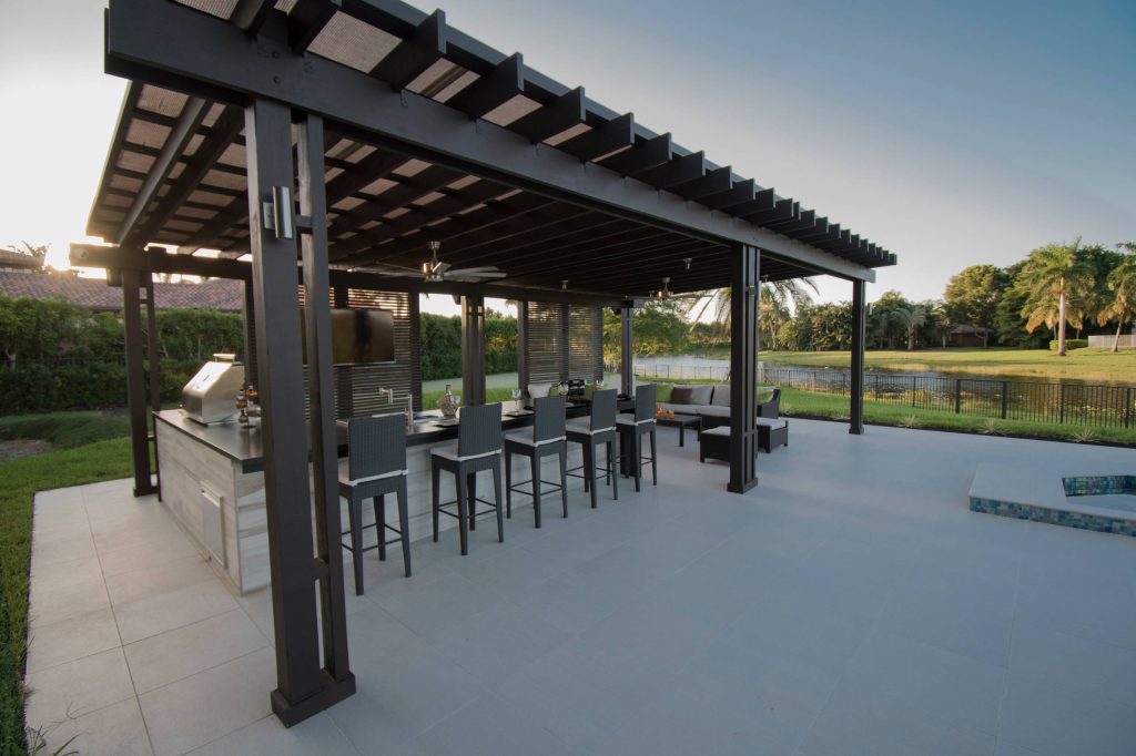 Patio kitchen - contemporary patio kitchen idea in Miami
