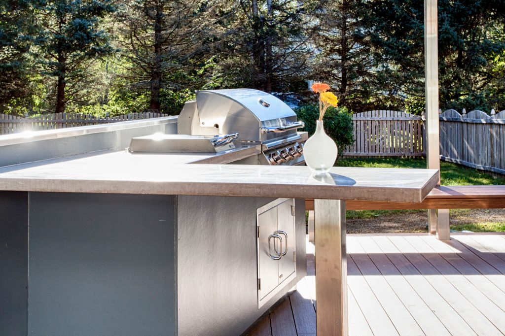 Patio kitchen - mid-sized 1960s backyard patio kitchen idea in Philadelphia with decking and no cover