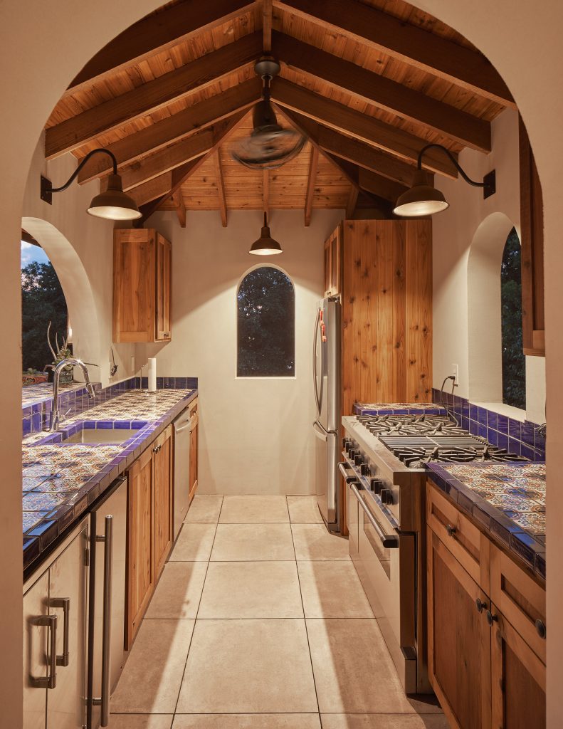 Patio kitchen - mid-sized mediterranean backyard patio kitchen idea in Dallas