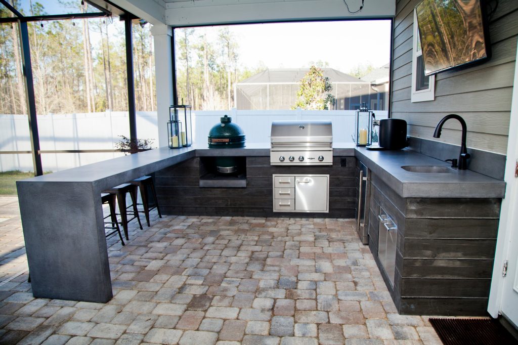 Patio kitchen - mid-sized modern backyard brick patio kitchen idea in Jacksonville