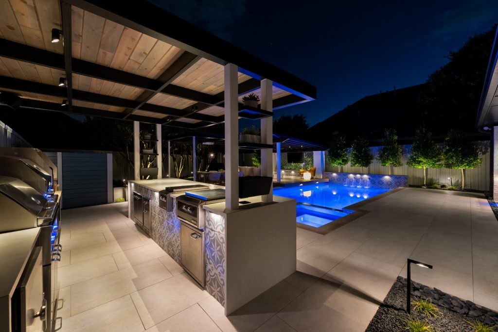 Patio kitchen - mid-sized modern backyard patio kitchen idea in Dallas with decking and an awning