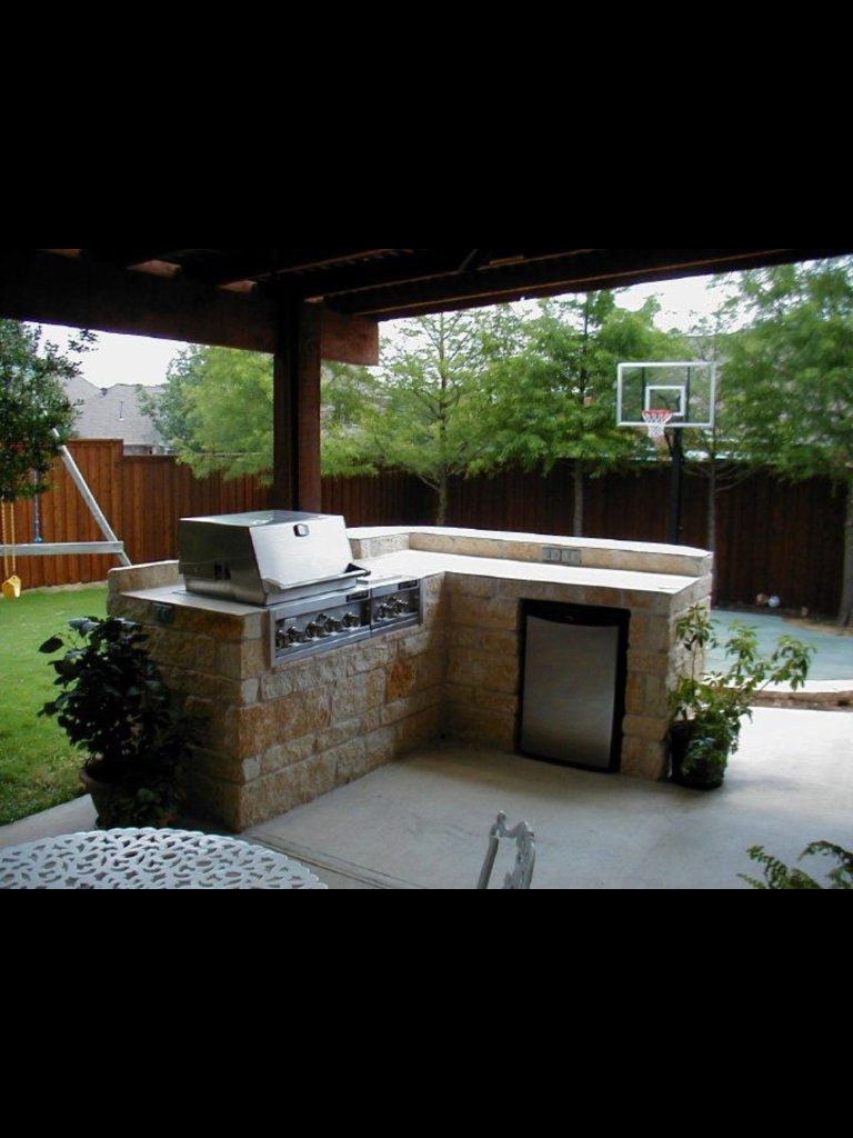 Patio kitchen - mid-sized traditional backyard concrete patio kitchen idea in Dallas with a roof extension