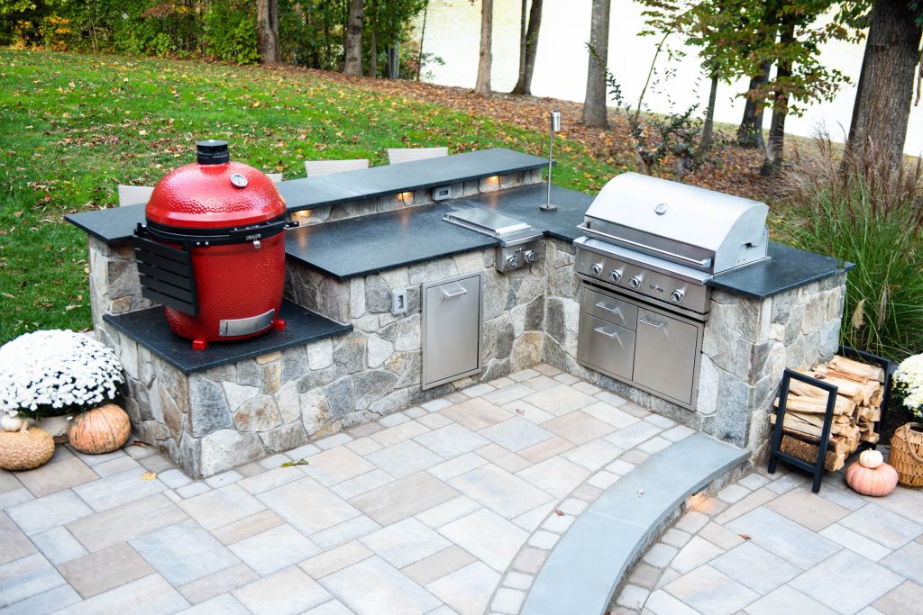 Patio kitchen - mid-sized traditional backyard concrete paver patio kitchen idea in Richmond