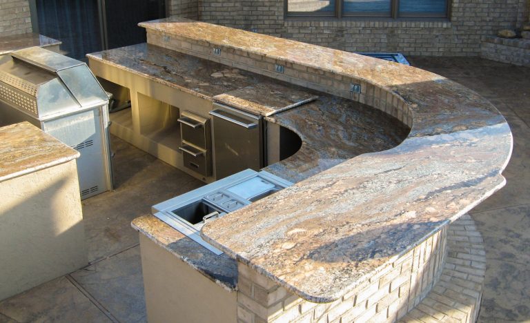 Patio kitchen - mid-sized traditional backyard patio kitchen idea in Minneapolis with no cover