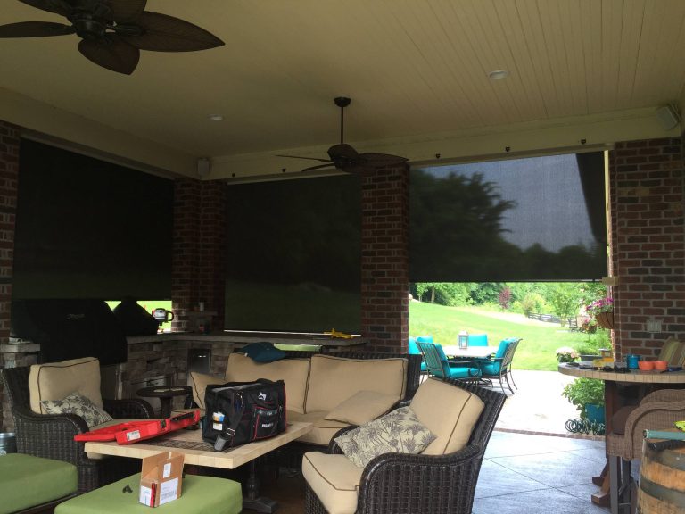 Patio kitchen - mid-sized traditional backyard patio kitchen idea in Nashville with a roof extension
