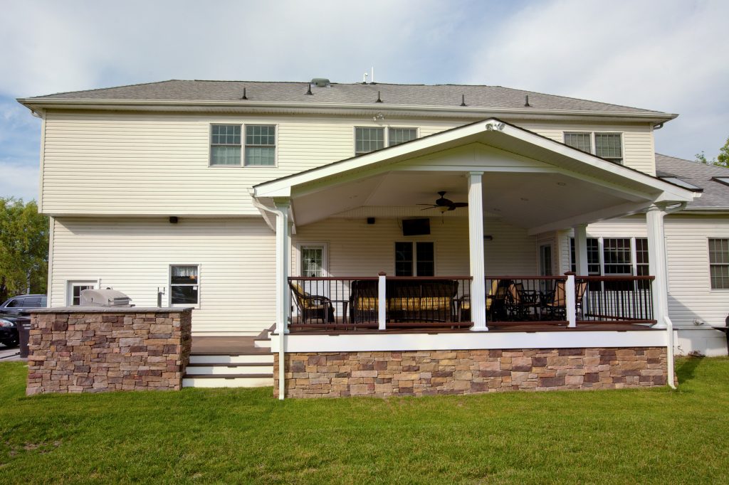 Patio kitchen - mid-sized traditional backyard patio kitchen idea in Philadelphia with decking and a roof extension