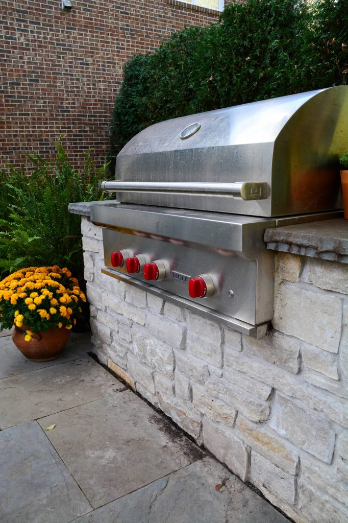 Patio kitchen - mid-sized traditional backyard stone patio kitchen idea in Chicago