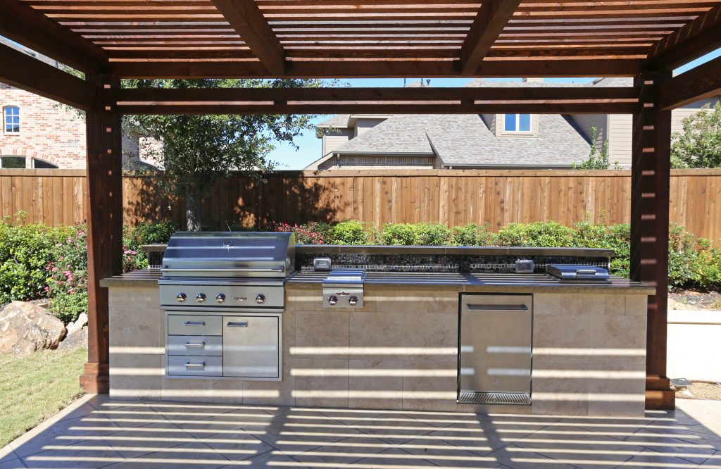 Patio kitchen - mid-sized traditional backyard tile patio kitchen idea in Dallas with a pergola