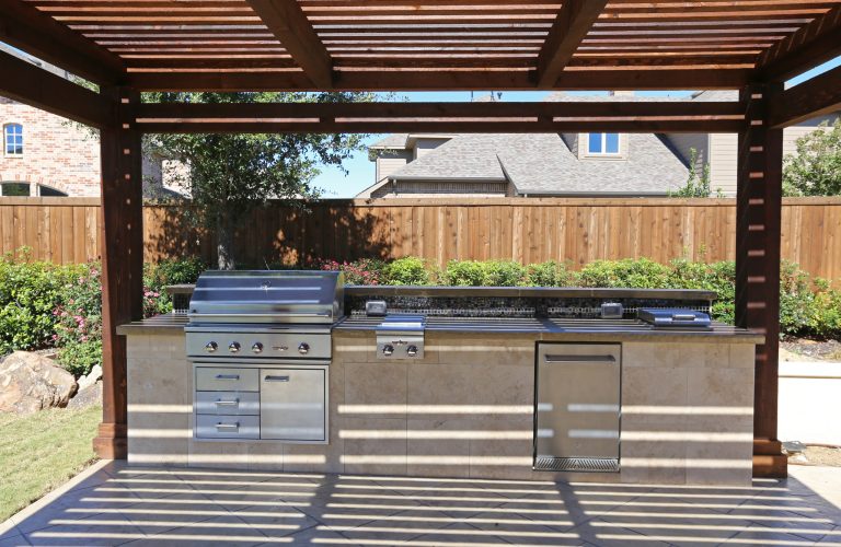 Patio kitchen - mid-sized traditional backyard tile patio kitchen idea in Dallas with a pergola