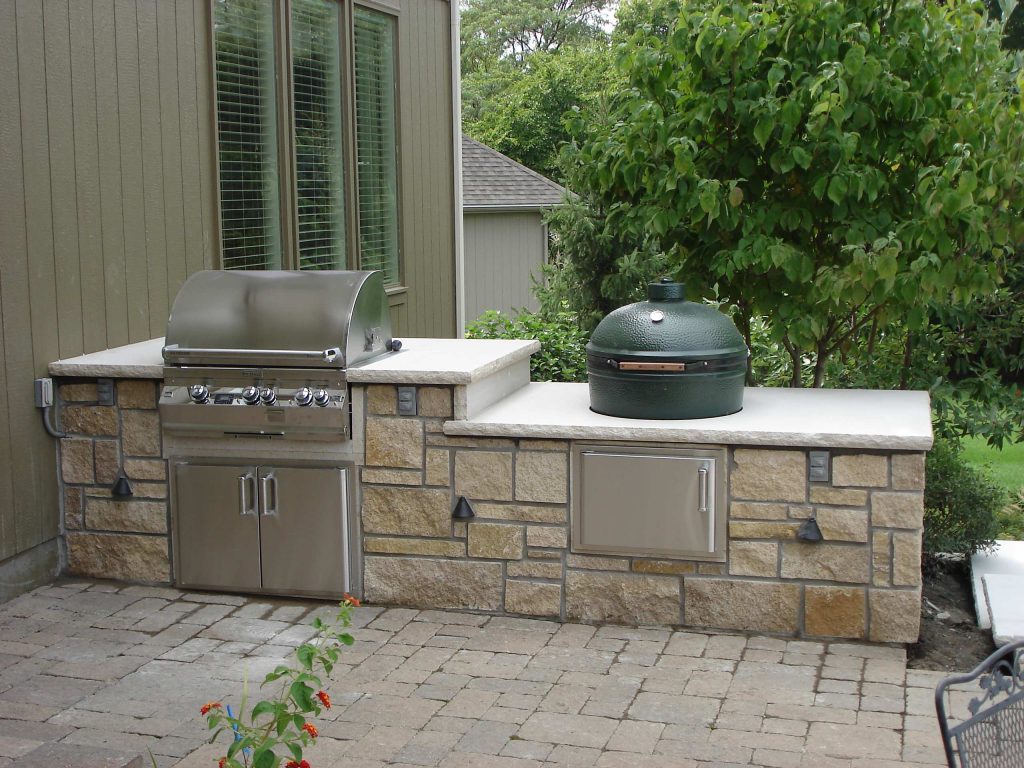 Patio kitchen photo in Kansas City