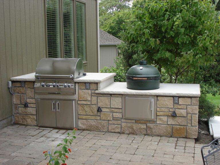 Patio kitchen photo in Kansas City