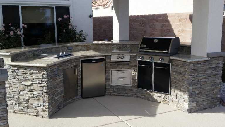 Patio kitchen photo in Las Vegas