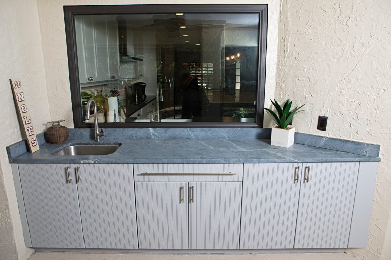 Patio kitchen - small transitional backyard patio kitchen idea in Orlando