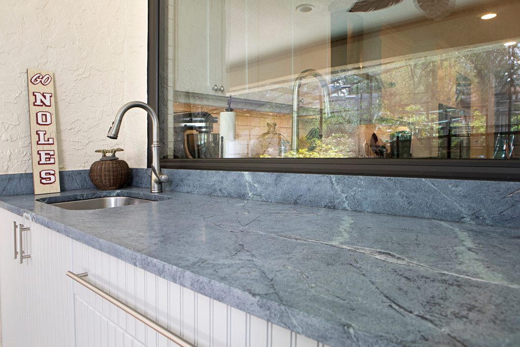 Patio kitchen - small transitional backyard patio kitchen idea in Orlando