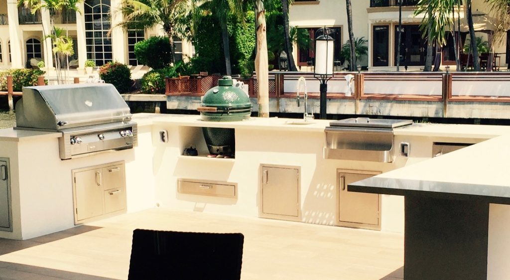 Patio kitchen - tropical patio kitchen idea in Miami