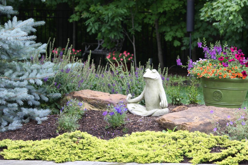 Photo of a mid-sized craftsman backyard landscaping in Indianapolis.