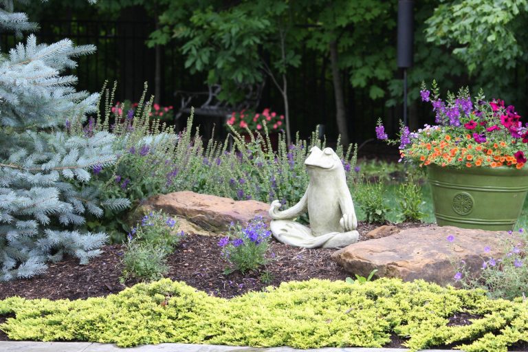 Photo of a mid-sized craftsman backyard landscaping in Indianapolis.
