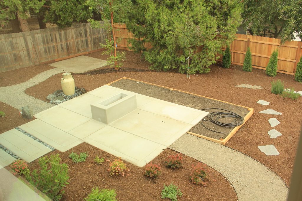 Photo of a mid-sized craftsman full sun backyard mulch landscaping in Other.