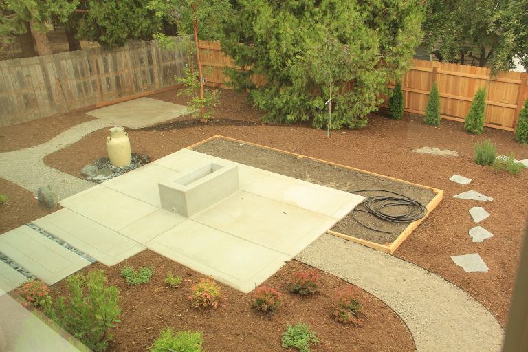 Photo of a mid-sized craftsman full sun backyard mulch landscaping in Other.
