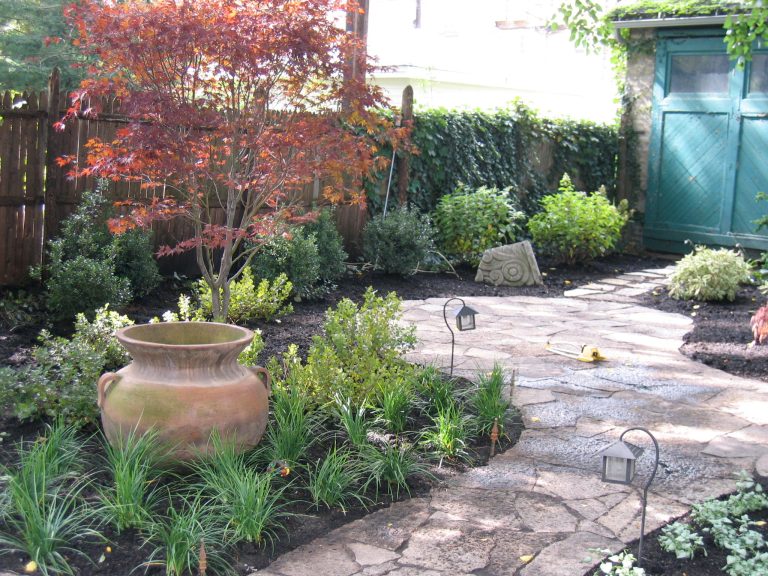 Photo of a mid-sized traditional partial sun backyard stone formal garden in Chicago.