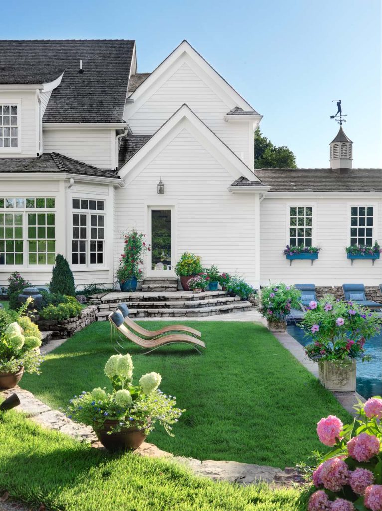 Photo of a traditional backyard landscaping in St Louis.