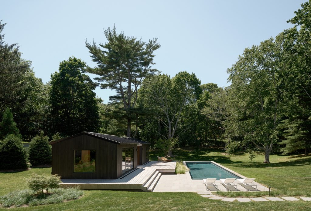 Pool house - cottage rectangular pool house idea in New York