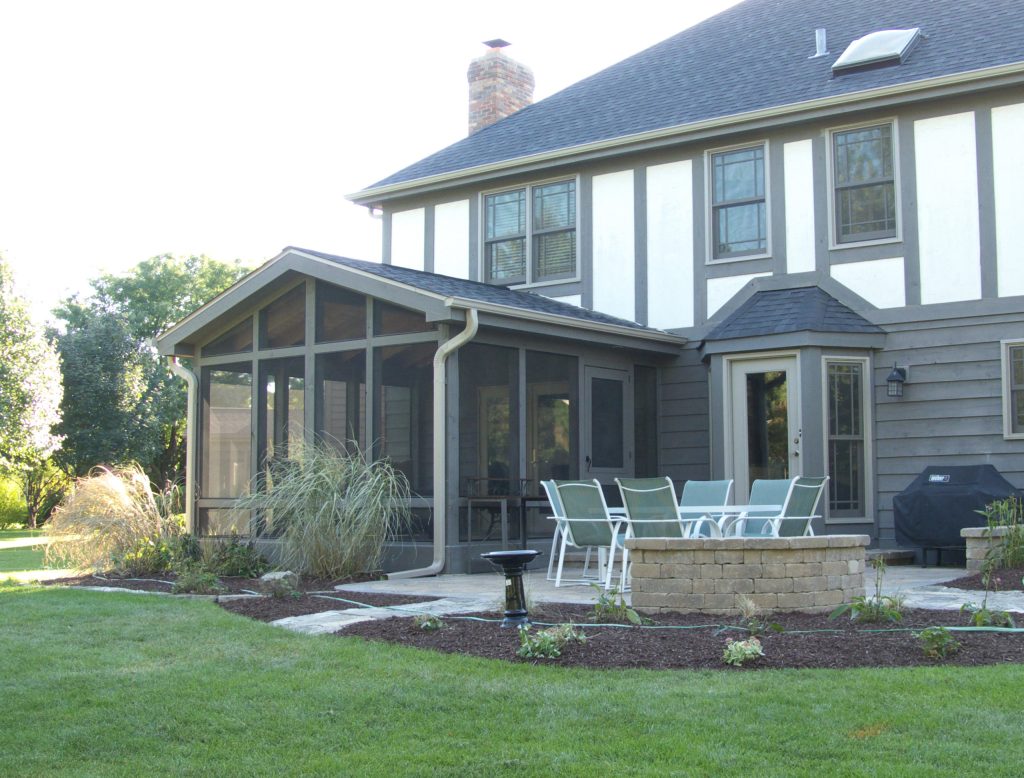 Screen Room with screen knee wall feature in Naperville, IL built by TimberBuilt Rooms