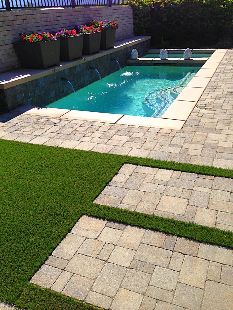 Side by side pool and spa in a thin and narrow back yard.