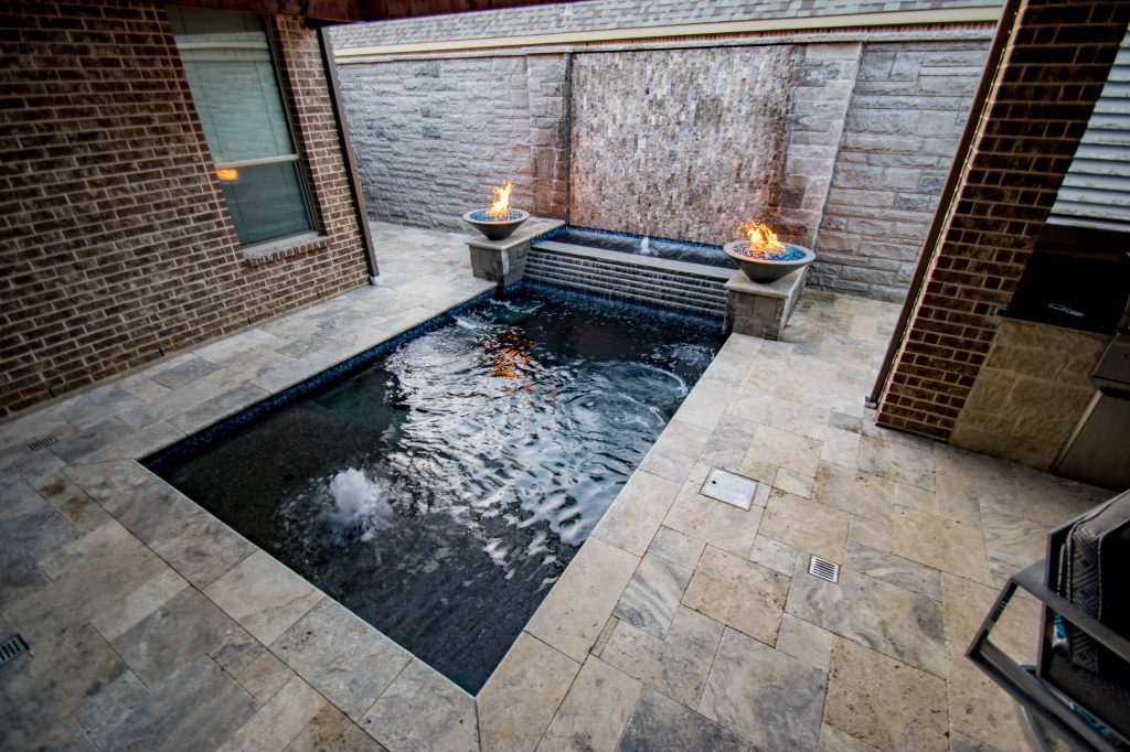Small minimalist courtyard stone and rectangular hot tub photo in Dallas
