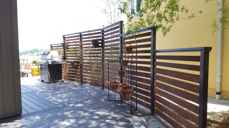 Staggered height of the privacy screen soften the impact and make the flow to the main deck area welcoming.