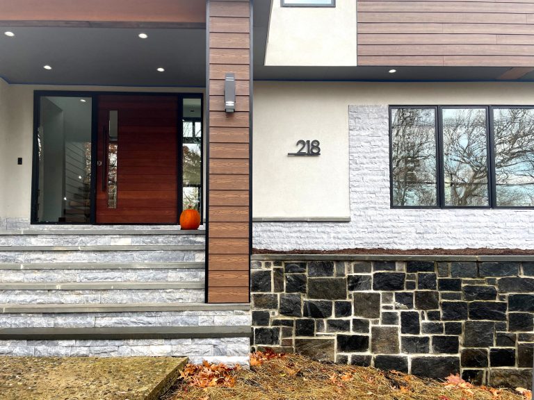 The custom lighted house number installed at the front of the house, automatically off during the day. Ready for Halloween !