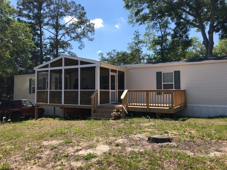 The customer wanted an outdoor space that could be used in all weather and escape bugs.