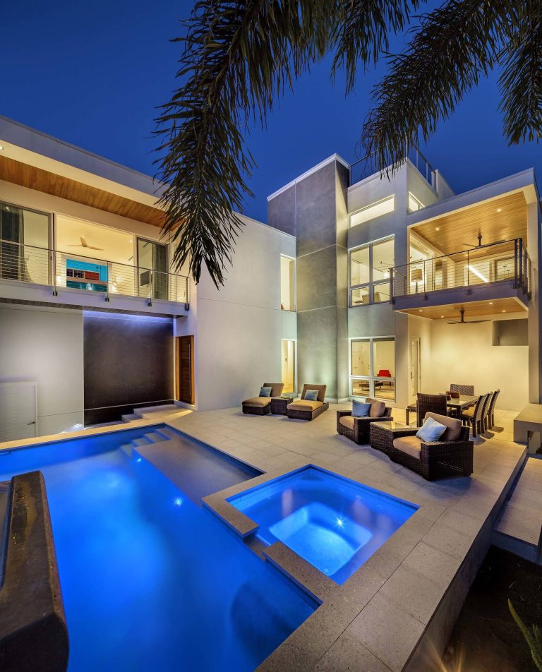 The front-facing pool and elevated courtyard becomes the epicenter of the entry experience and the focal point of the living spaces.