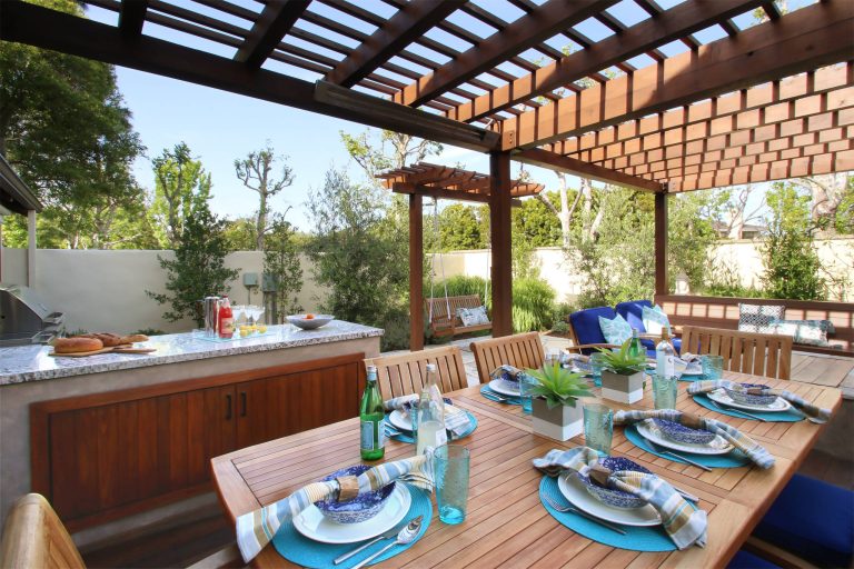 The many "rooms" in the space flow together while maintaining separate identities.