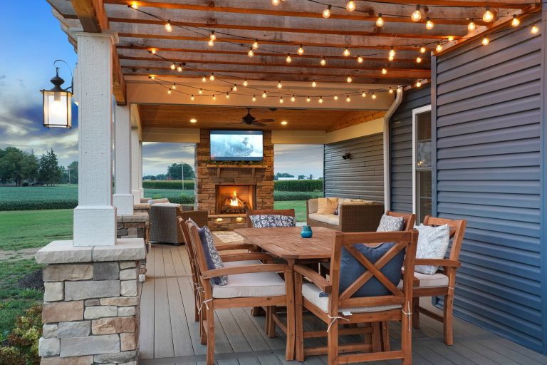 The perfect space for entertaining. Also.. this pergola is everything!