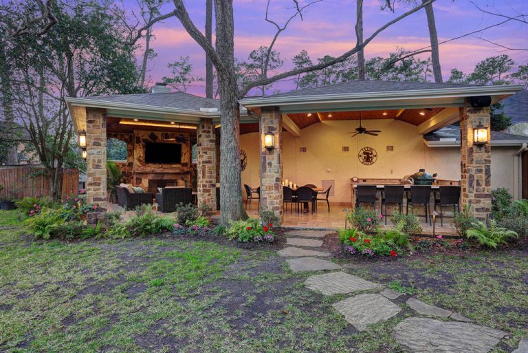 This beautiful outdoor living space is in the heart of the Memorial area in Houston. A quiet retreat tucked in among a very busy city... you would never know!

TK IMAGES by TCP Custom Outdoor Living | Outdoor Kitchens | Backyard Design | Outdoor Living Spaces | Landscape Design