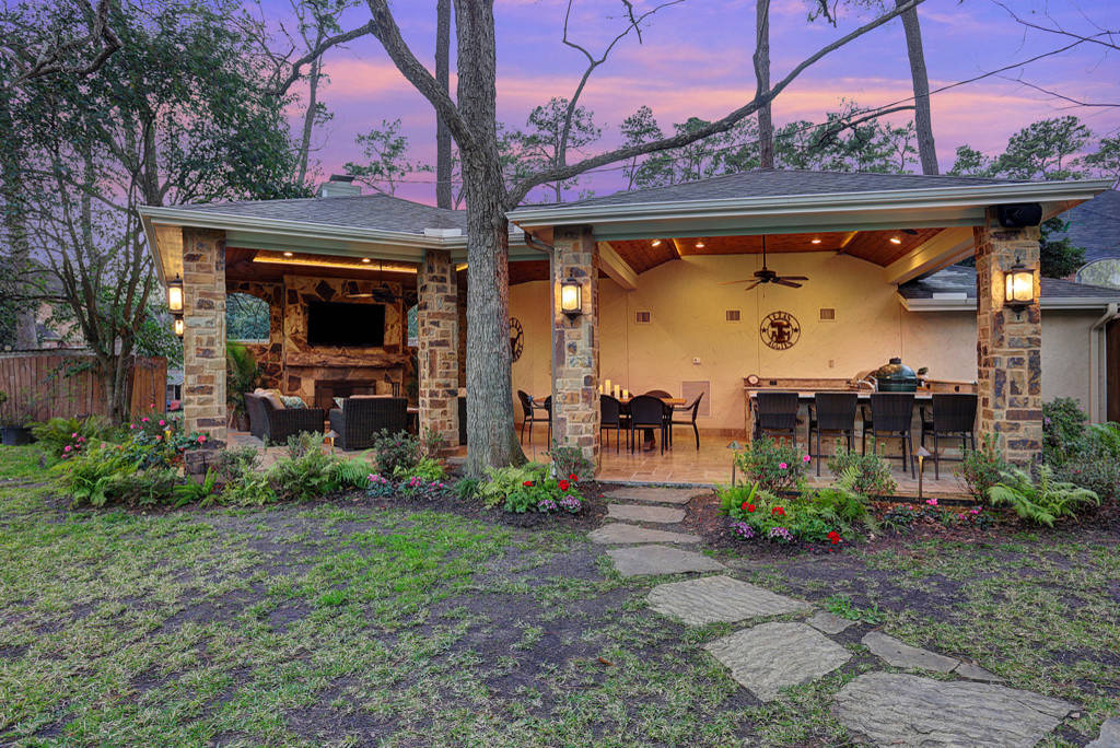 This beautiful outdoor living space is in the heart of the Memorial area in Houston. A quiet retreat tucked in among a very busy city... you would never know!

TK IMAGES by TCP Custom Outdoor Living | Outdoor Kitchens | Backyard Design | Outdoor Living Spaces | Landscape Design
