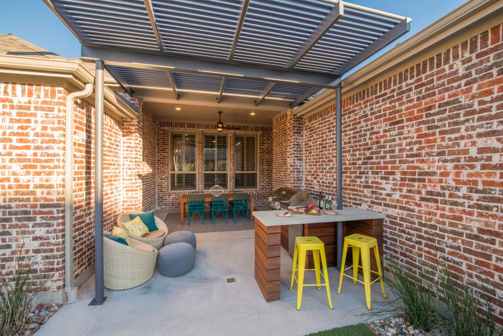 This compact pool maximizes the small backyard with all the features of a larger backyard. Photography: Wade Griffith